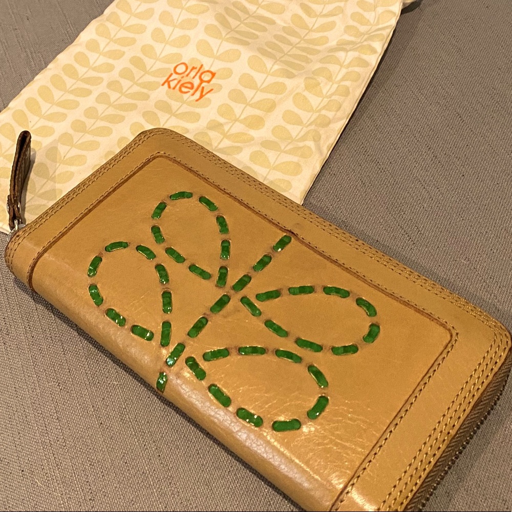 Orla Kiely cappuccino//glossy green stem wallet